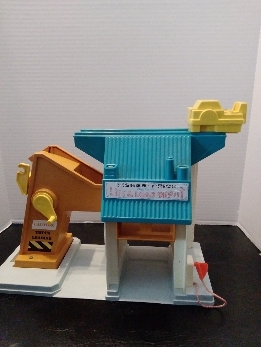 Fisher-Price Little People 1976 Lift & Load Depot Playset Model # 942.